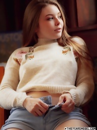 Sweater Girl Lana Lea